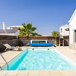 Isadora Villa *